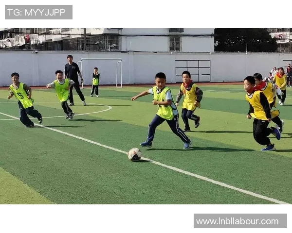 足球球星与小学生携手成长共筑梦想足球课堂点燃未来希望